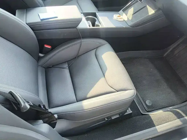 Tesla Model 3 — Фото автомобиля 12