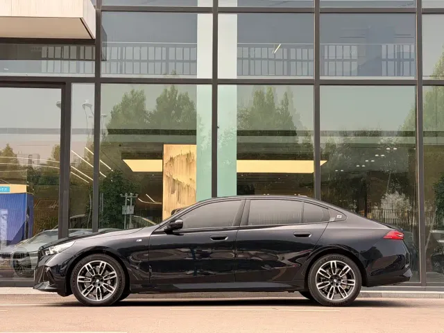 BMW 5 Series — Фото автомобиля 3