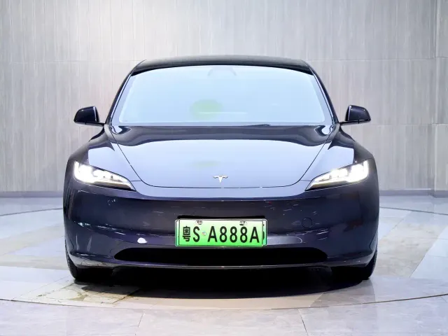 Tesla Model 3 — Фото автомобиля 2