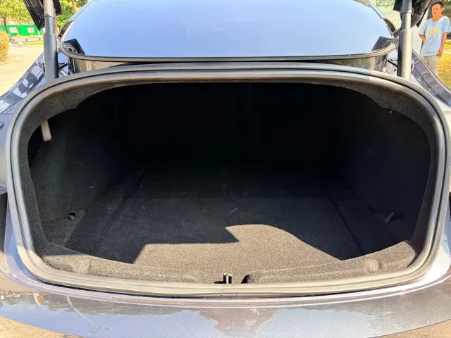 Tesla Model 3 — Фото автомобиля 18