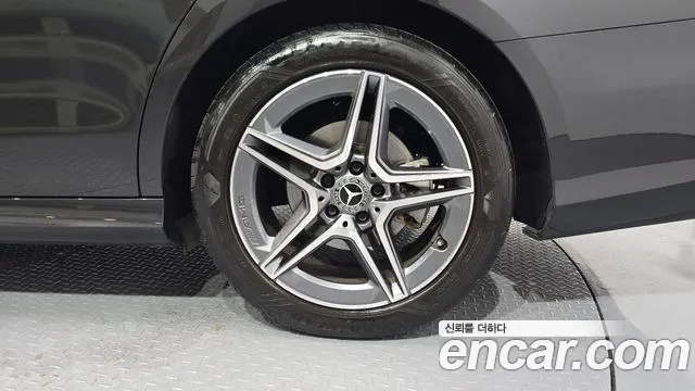 Mercedes-Benz E-Class — Фото автомобиля 20