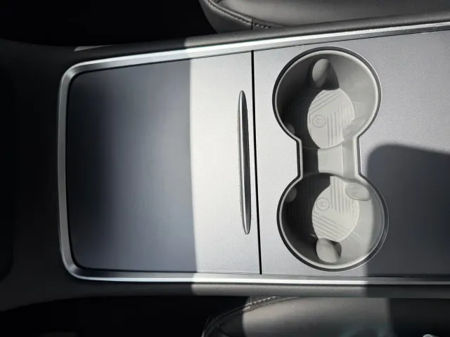 Tesla Model Y — Фото автомобиля 17