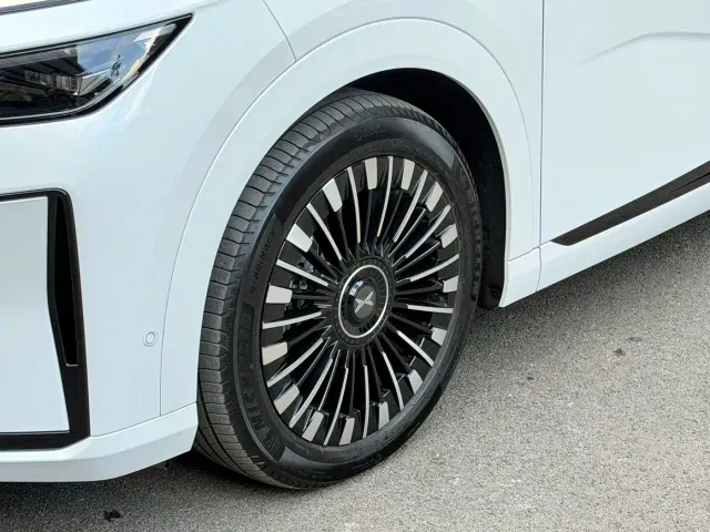 Xpeng X9 — Фото автомобиля 17