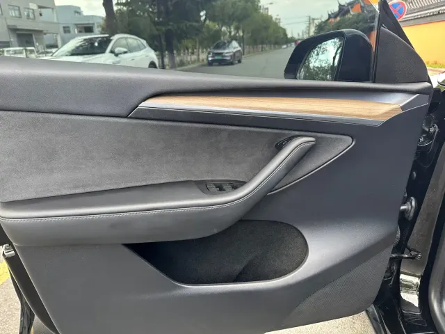Tesla Model Y — Фото автомобиля 6