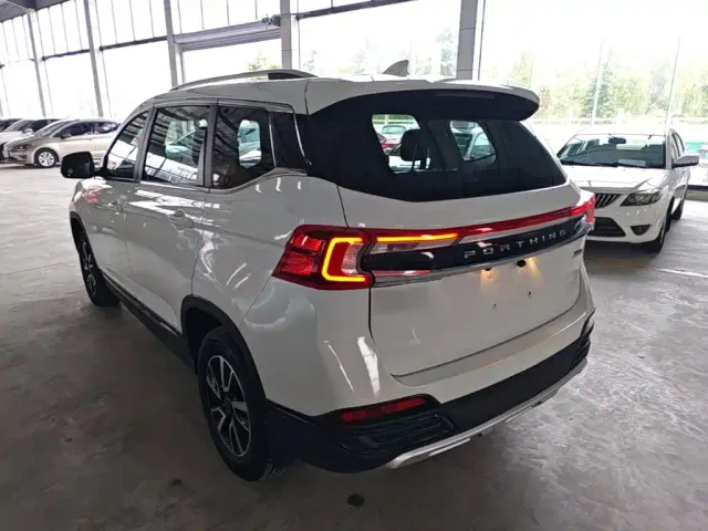 Forthing T5 — Фото автомобиля 4