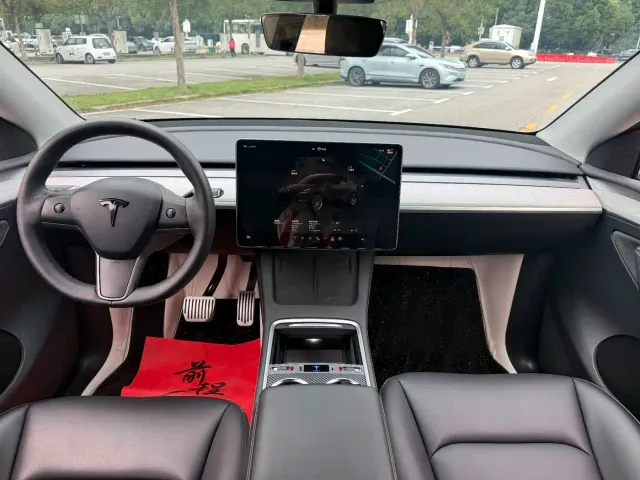 Tesla Model Y — Фото автомобиля 8
