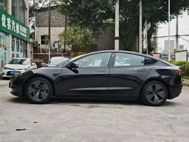 Tesla Model 3 — Фото автомобиля 2