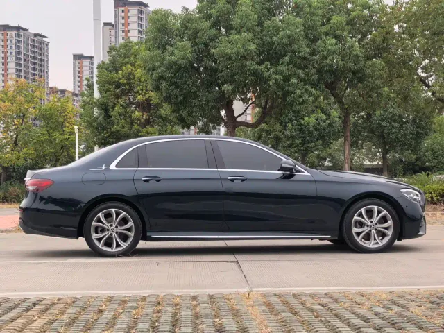 Mercedes-Benz E-Class — Фото автомобиля 4