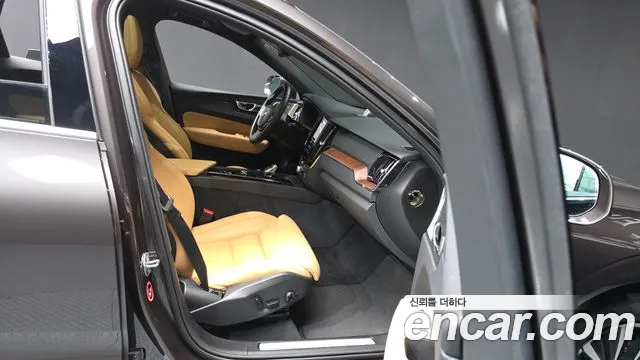 Вольво XC60 — Фото автомобиля 10