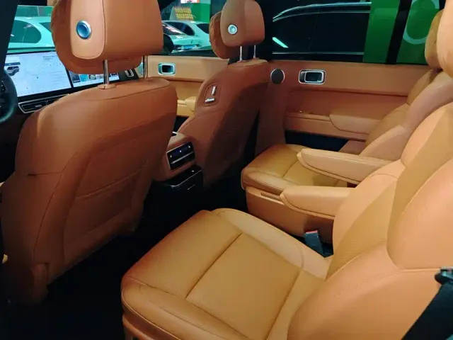 Li Auto L8 — Фото автомобиля 11