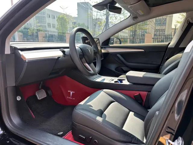 Tesla Model 3 — Фото автомобиля 4