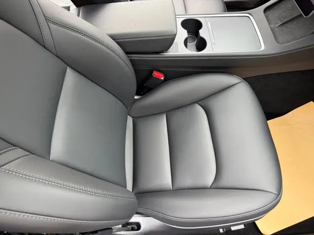 Tesla Model Y — Фото автомобиля 10
