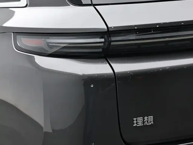 Li Auto L8 — Фото автомобиля 7