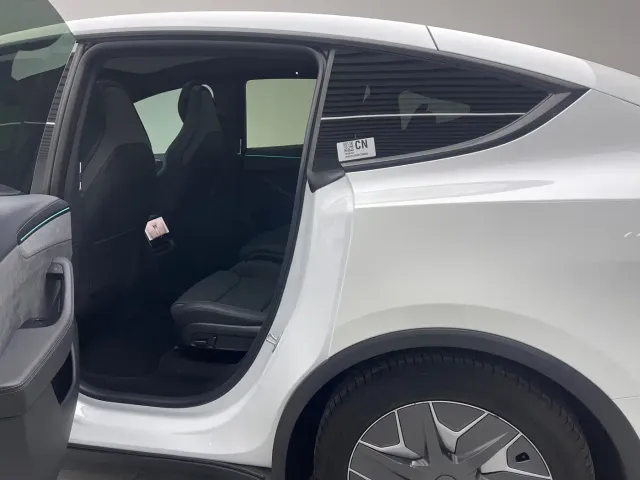 Tesla Model Y L — Фото автомобиля 17