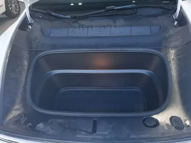 Tesla Model Y — Фото автомобиля 19