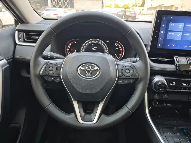 Toyota RAV4 — Фото автомобиля 11