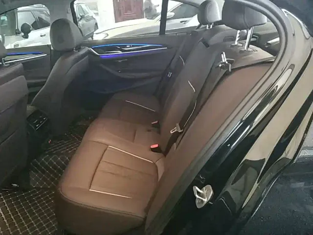 BMW 5 Series — Фото автомобиля 16
