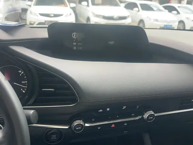 Mazda Axela — Фото автомобиля 5