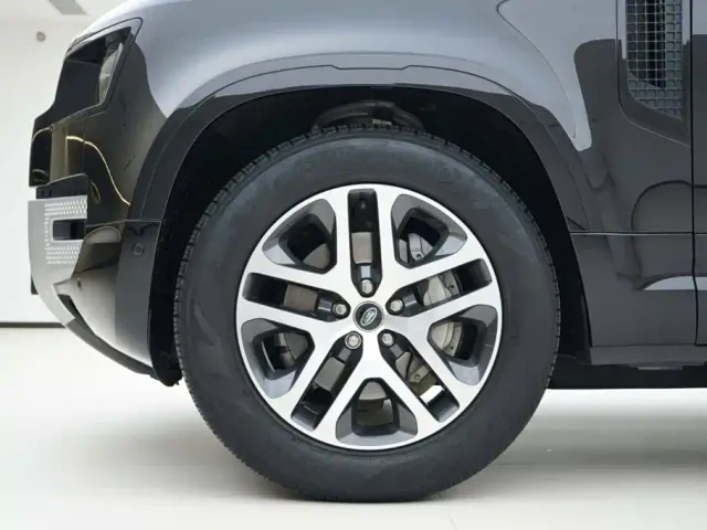 Land Rover Defender — Фото автомобиля 14