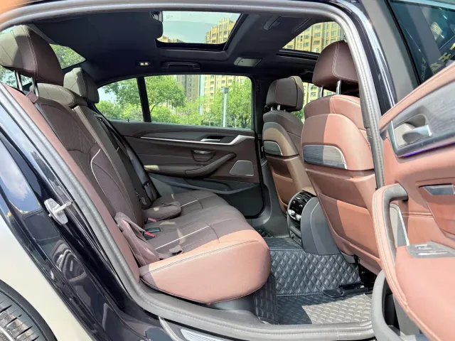 BMW 5 Series — Фото автомобиля 25