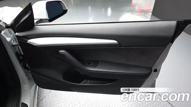 Tesla Model 3 — Фото автомобиля 24
