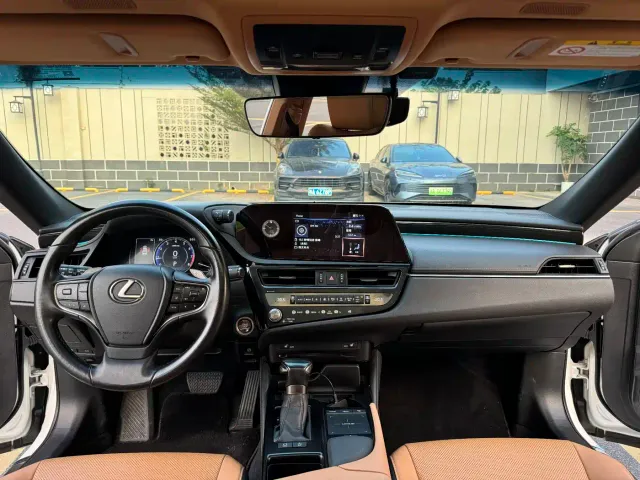 Lexus ES — Фото автомобиля 14