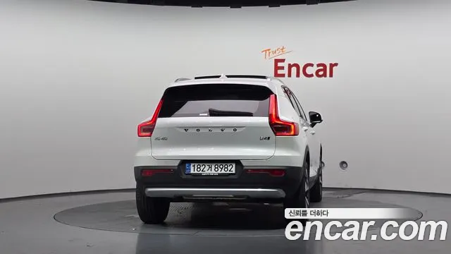 Вольво XC40 — Фото автомобиля 3