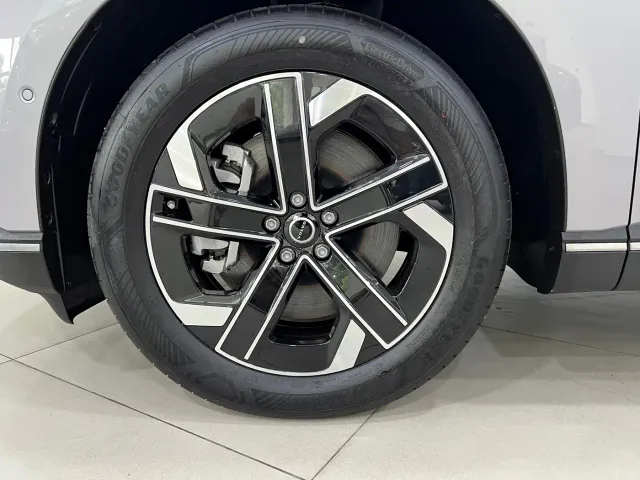 Volvo XC70 Plug-in Hybrid — Фото автомобиля 14