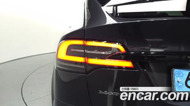 Tesla Model X — Фото автомобиля 8