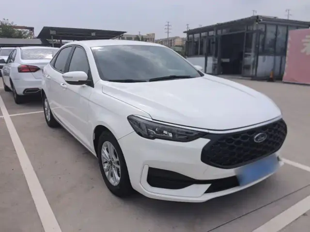 Ford Escort — Фото автомобиля 3