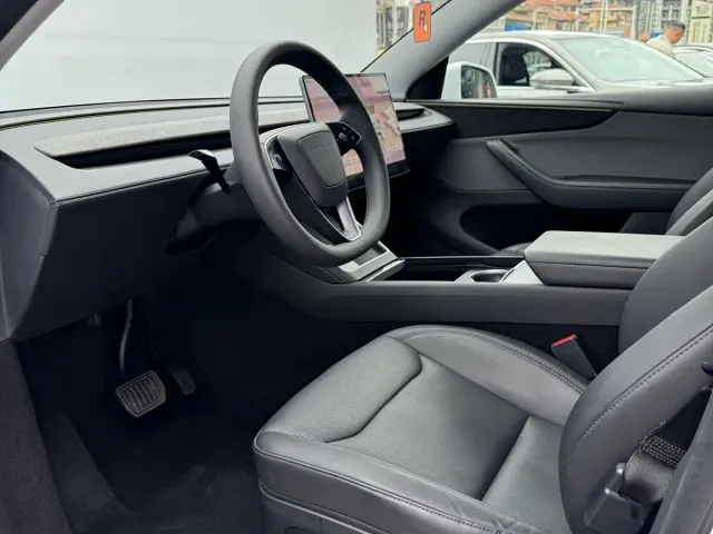 Tesla Model Y — Фото автомобиля 8