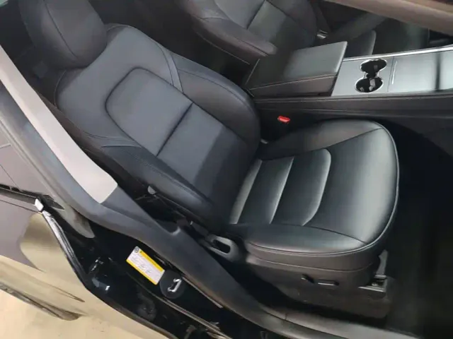 Tesla Model Y — Фото автомобиля 24