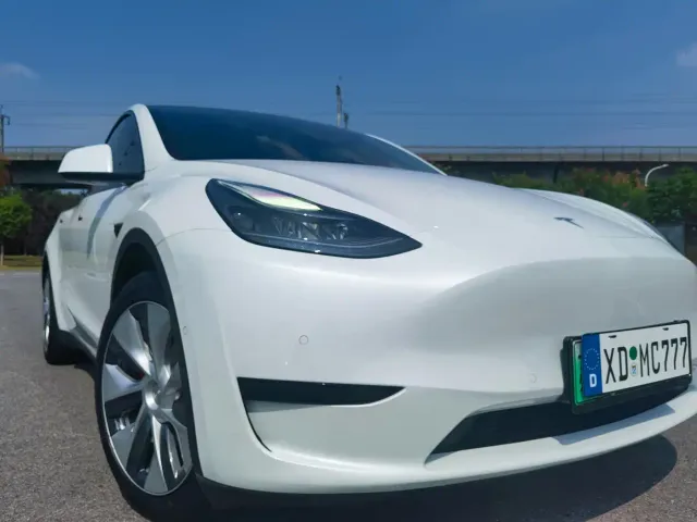 Tesla Model Y — Фото автомобиля 11