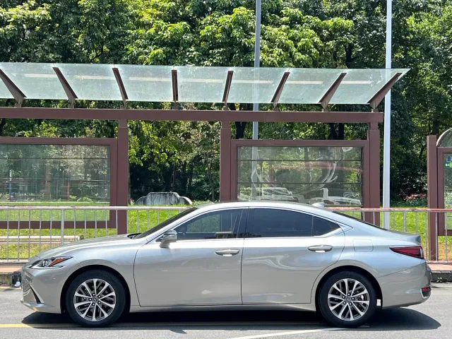 Lexus ES — Фото автомобиля 5