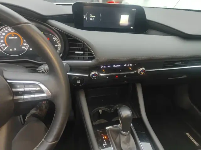 Mazda Axela — Фото автомобиля 12