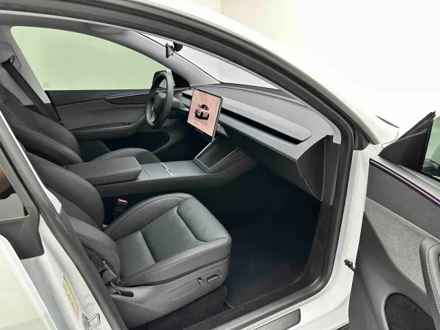 Tesla Model Y — Фото автомобиля 11