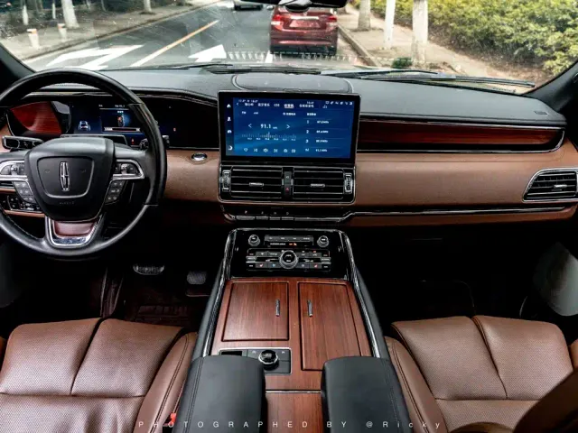 Lincoln Navigator — Фото автомобиля 3