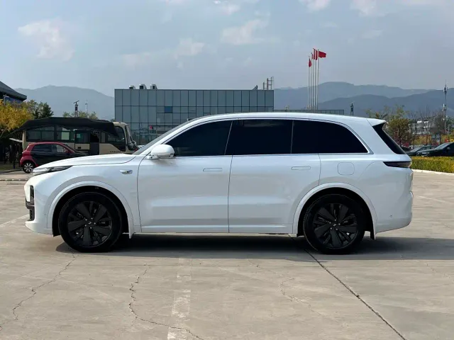 Li Auto L8 — Фото автомобиля 25