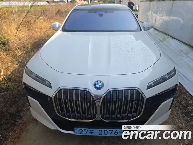 Фотография автомобиля — BMW i7 G70