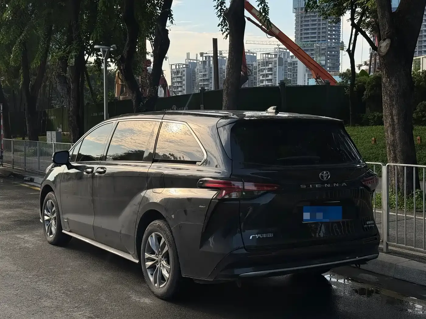 Toyota Toyota Sienna 2024 2.5L Hybrid 4WD Premium Edition — Фото автомобиля 3