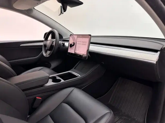 Tesla Model Y — Фото автомобиля 11