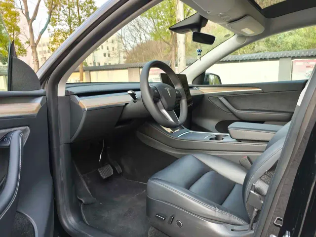 Tesla Model Y — Фото автомобиля 14