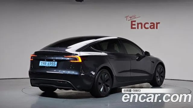 Tesla Model 3 — Фото автомобиля 2