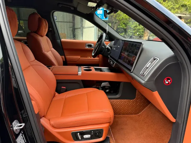 Li Auto L8 — Фото автомобиля 5
