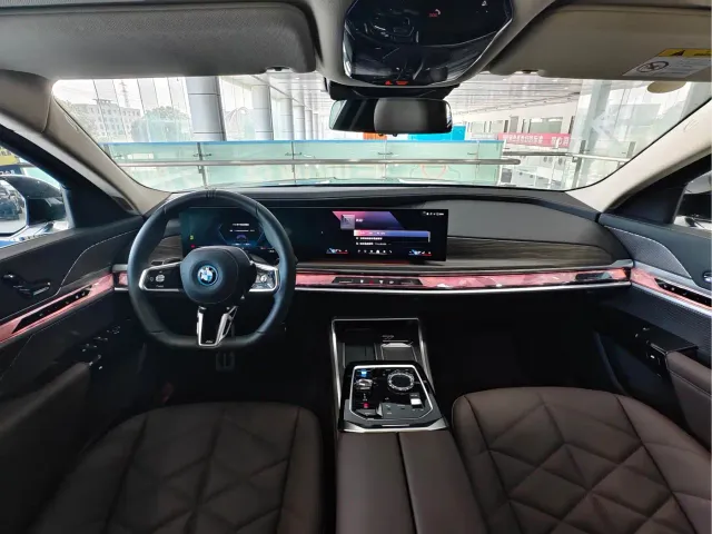 BMW i7 — Фото автомобиля 16