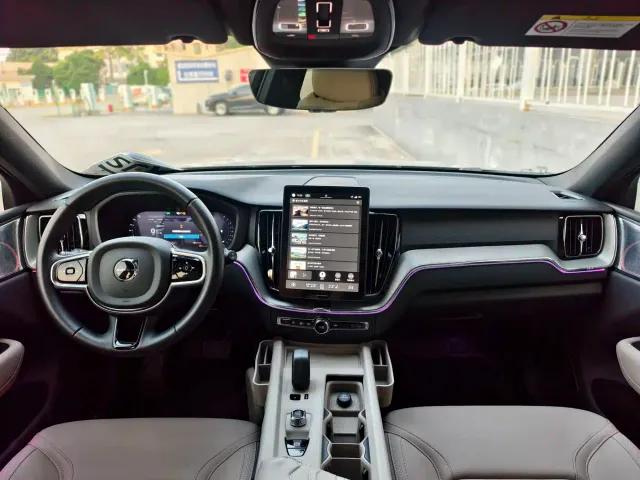 Volvo XC60 — Фото автомобиля 12
