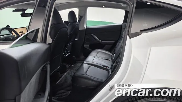 Tesla Model Y — Фото автомобиля 12