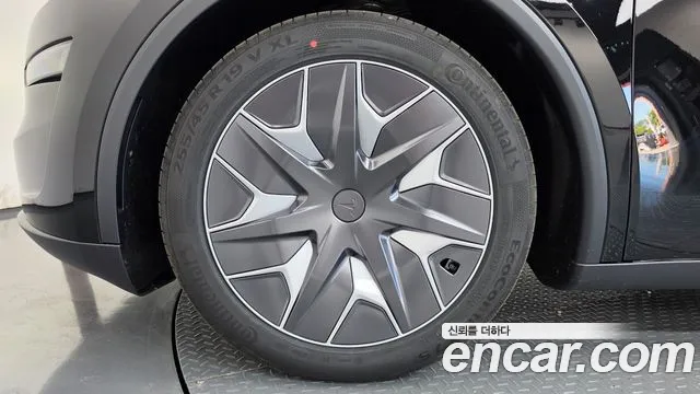Tesla Model Y — Фото автомобиля 5