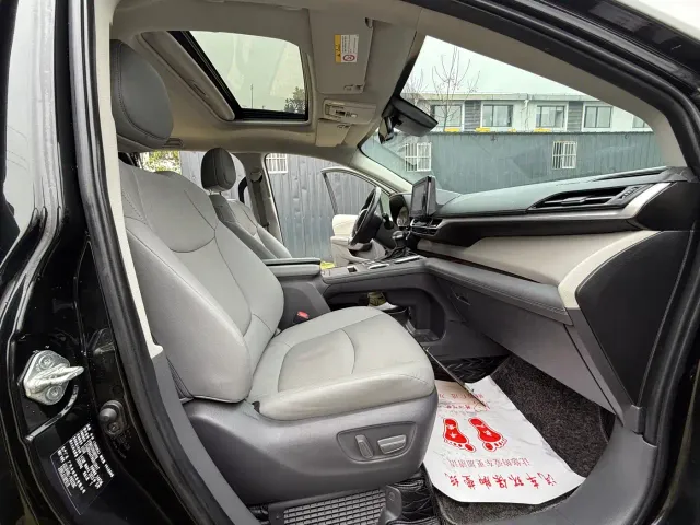 Toyota Sienna — Фото автомобиля 12