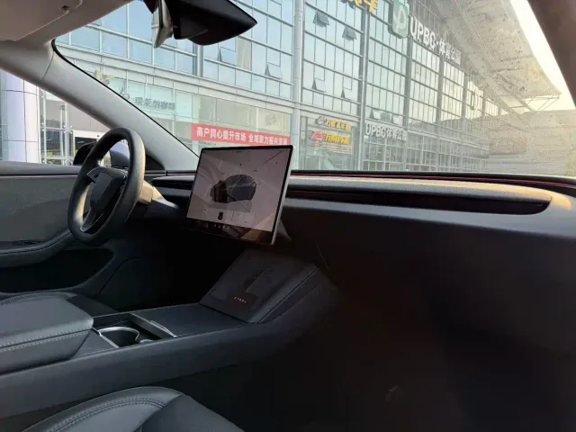 Tesla Model 3 — Фото автомобиля 11